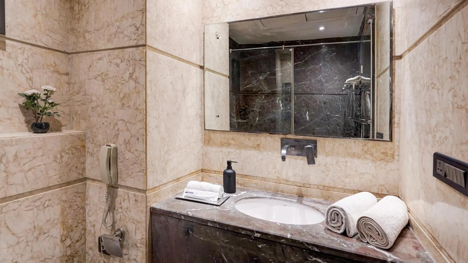 Hotell Super Townhouse Oak Agra Near Sultanganj Puliya Formerly Bb Grand